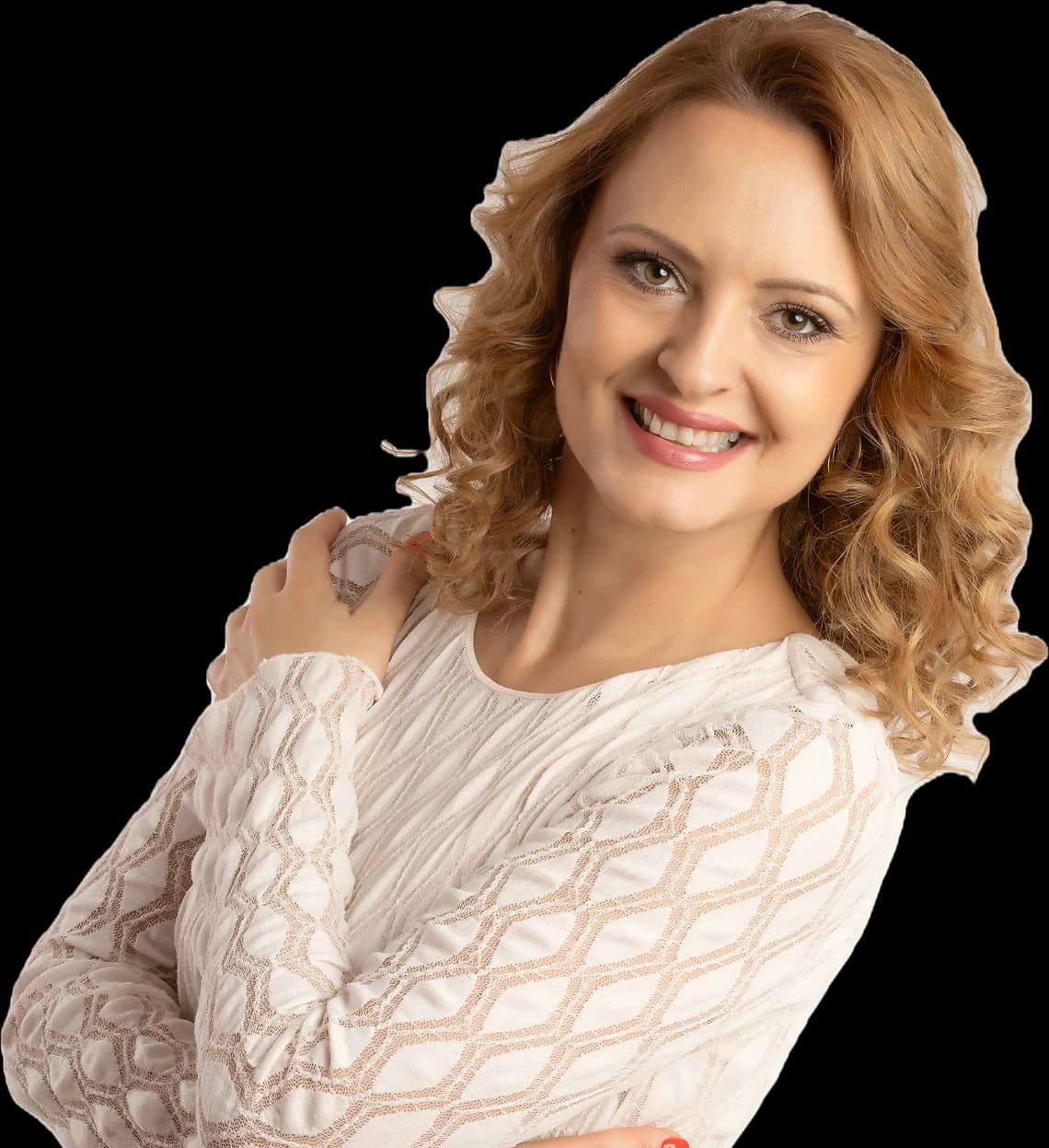 Dr. sc. Anita Freimann u bijeloj pletenoj haljini, nasmijana